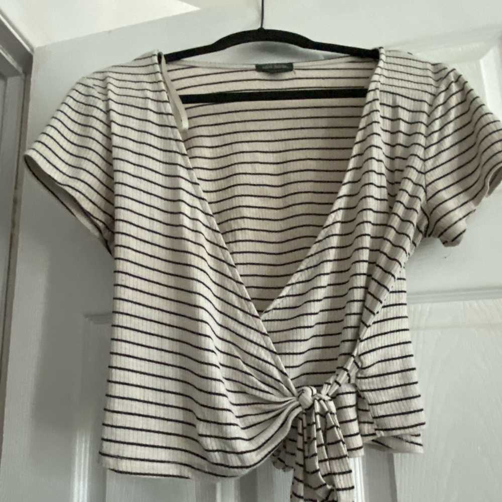 Crème striped crop top cross over in front